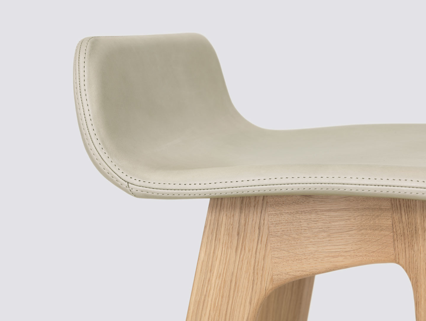 Zeitraum Morph Bar Stool Oak Full Upholstered Formstelle