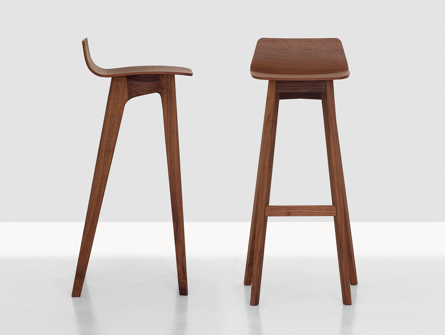 Zeitraum Morph Bar Stools Walnut Formstelle