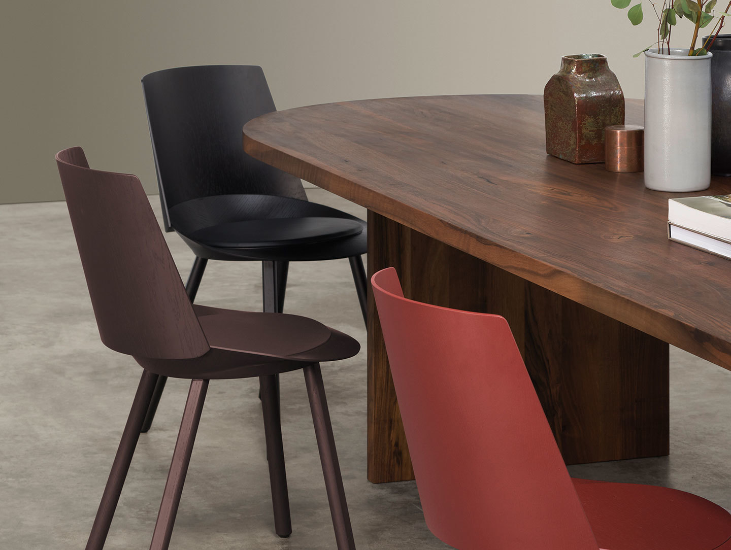 E15 Ashida Oval Table Walnut Houdini Chairs 2