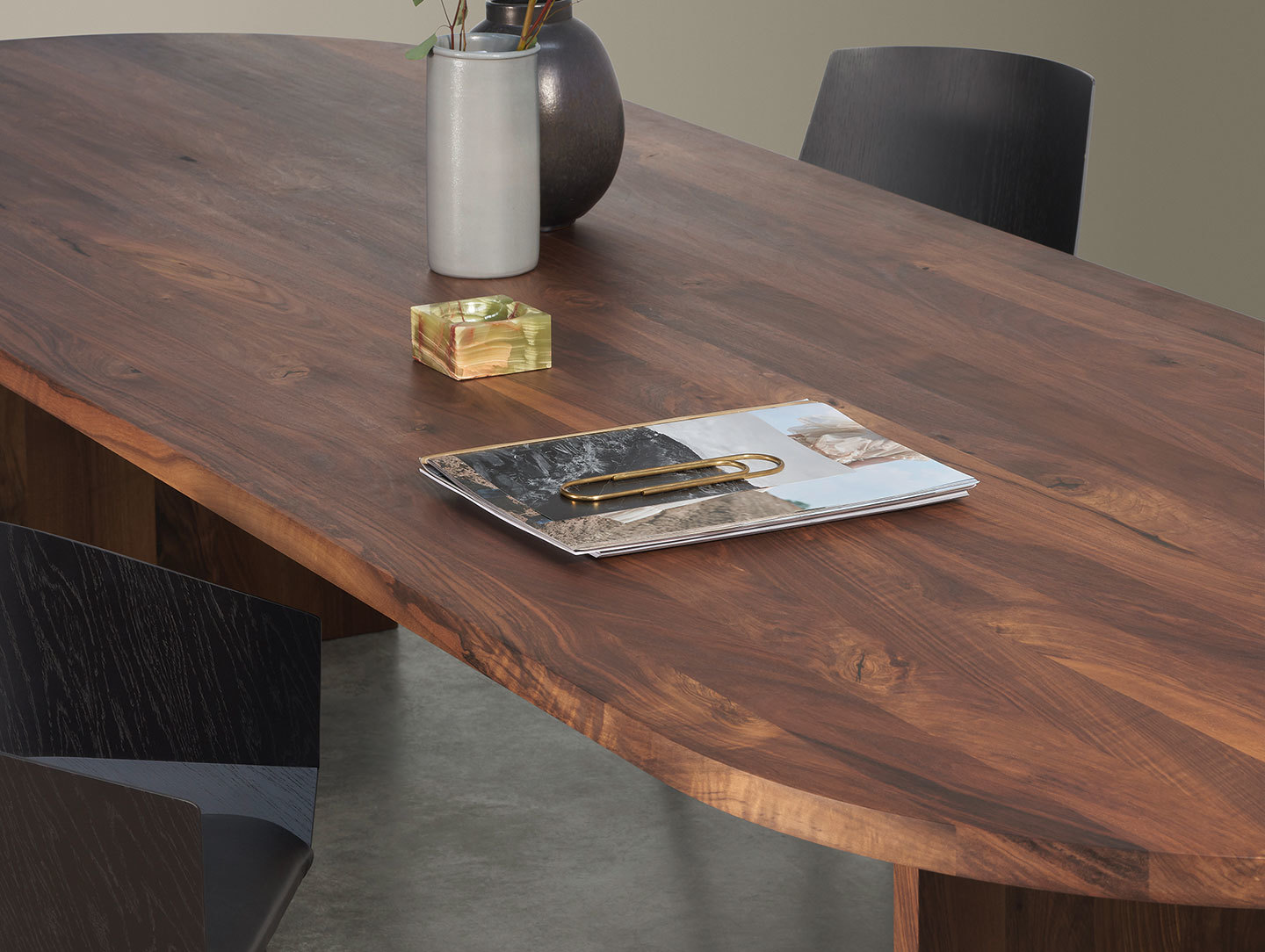E15 Ashida Oval Table Walnut Detail
