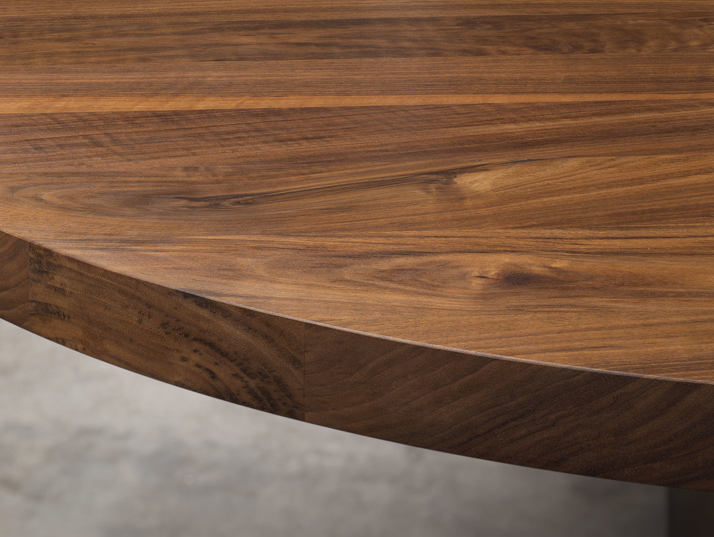 E15 Ashida Oval Table Walnut Side Detail