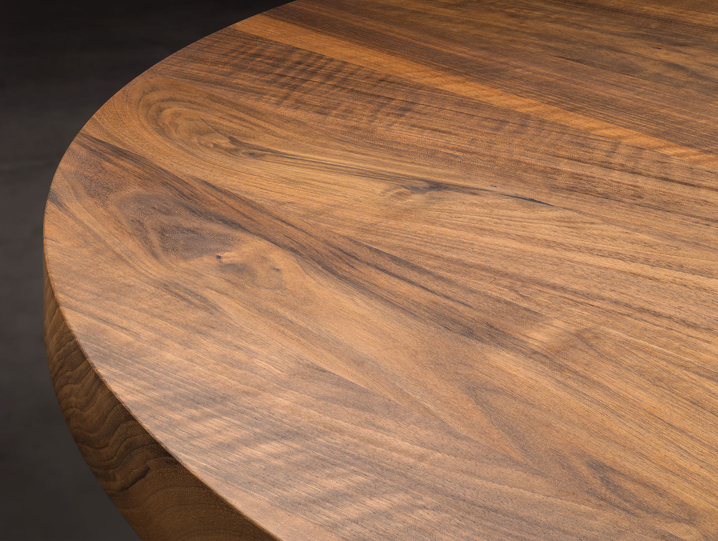 E15 Ashida Oval Table Walnut Top Detail