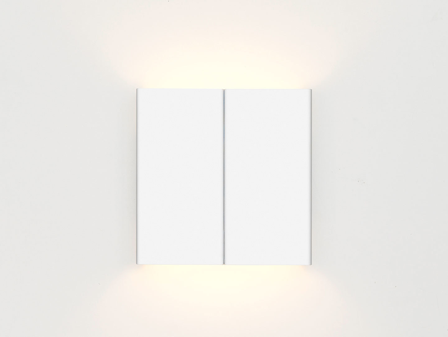 E15 Lt03 Seam Three Wall Light White