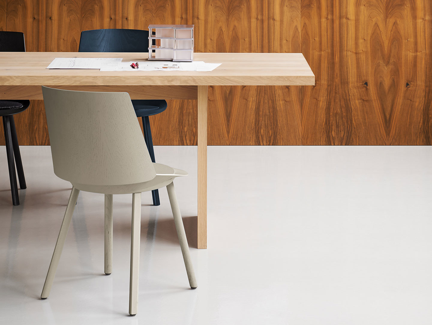 E15 Ashida Table Detail Houdini Chair