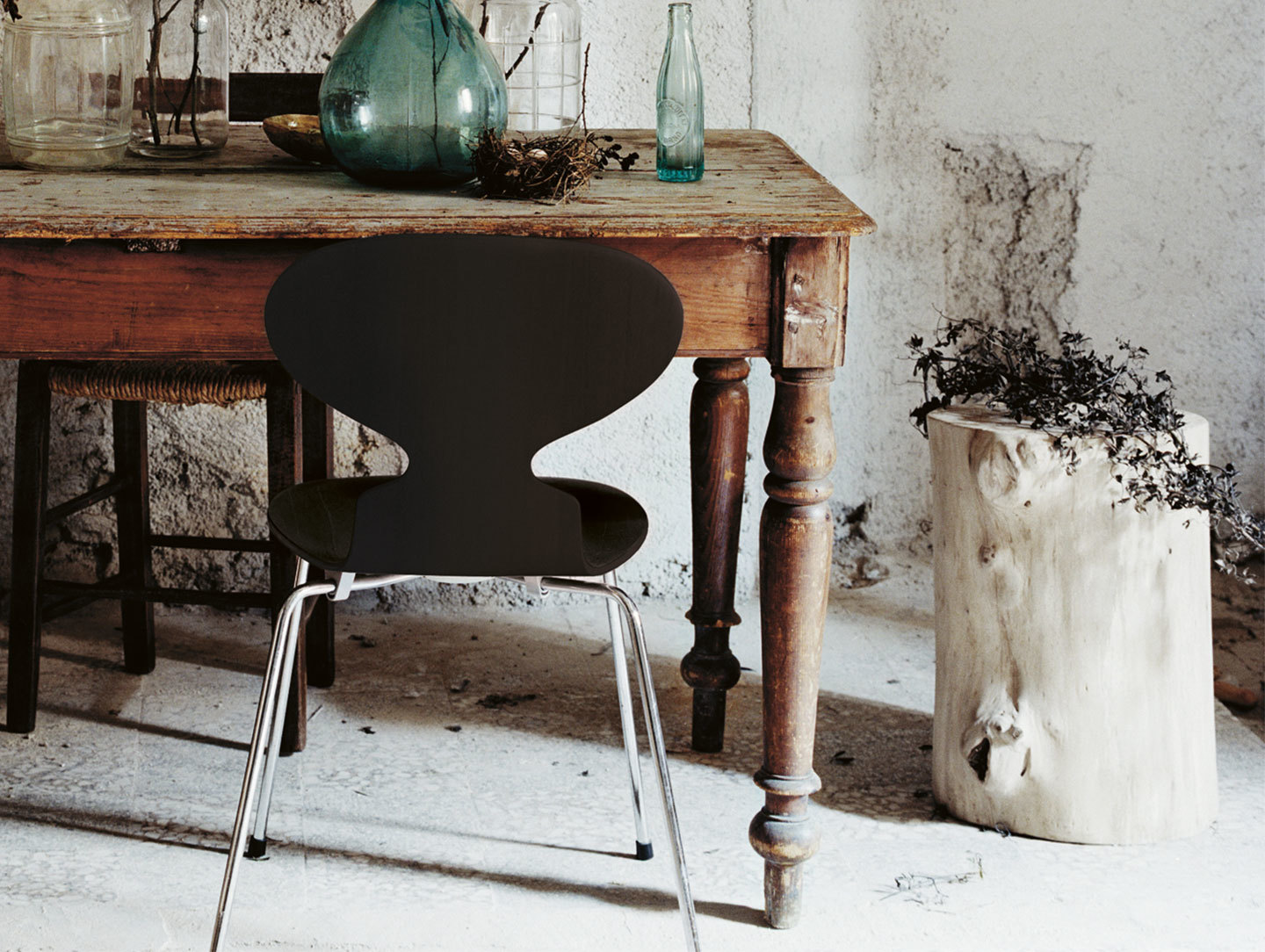 Fritz Hansen Ant Chair Black In Situ