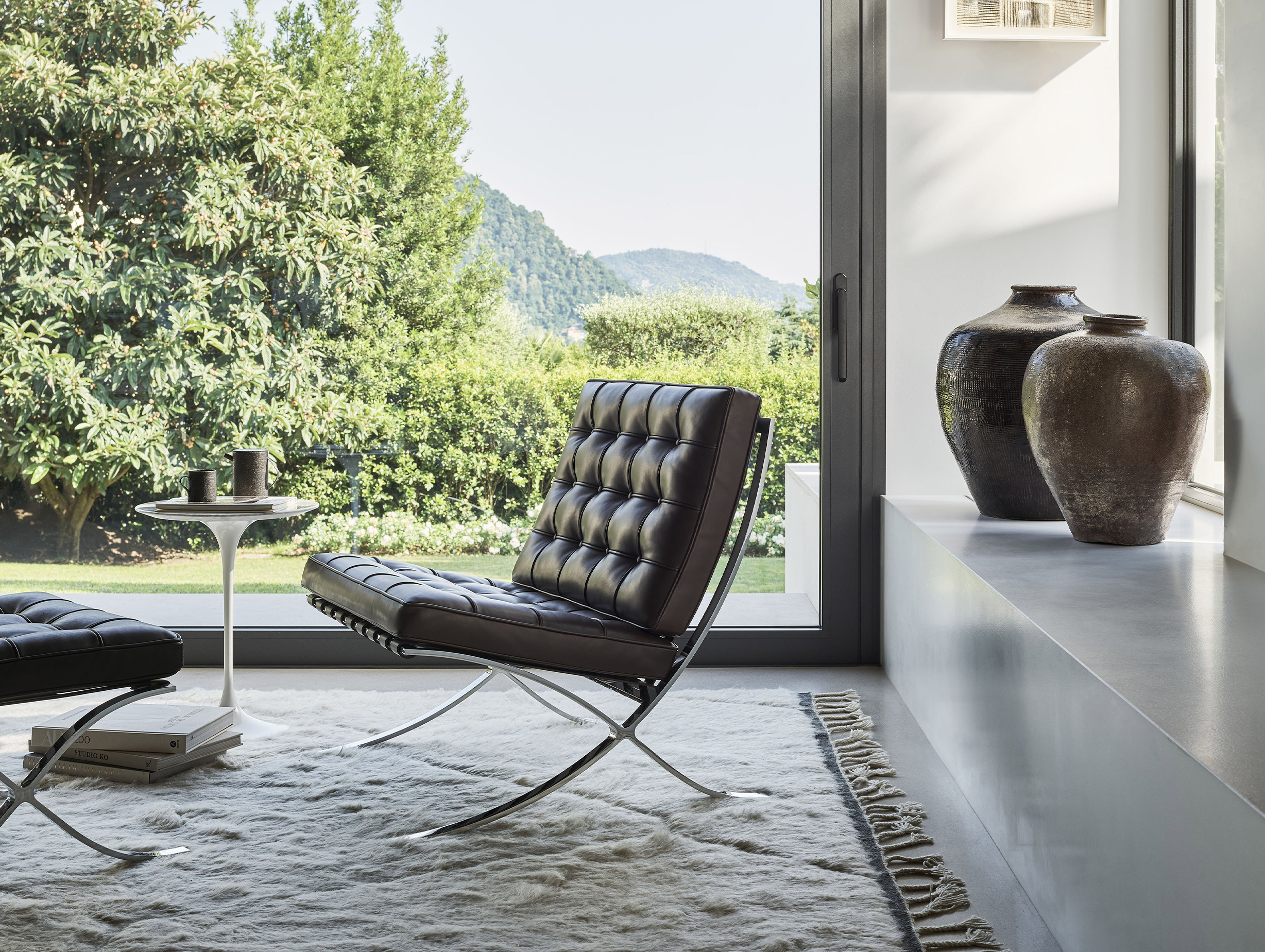 Knoll ludwig mies van der rohe barcelona chair lifestyle3