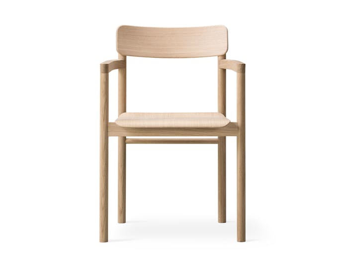 Fredericia Post Chair oak front w Cecilie Manz