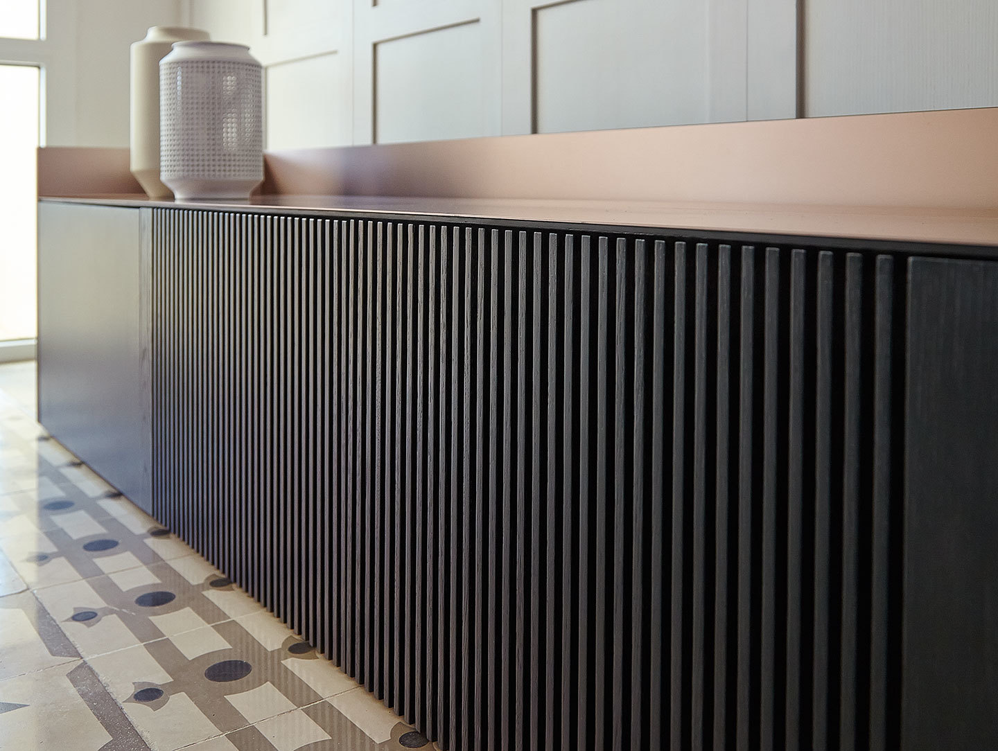 Punt Stockholm Sideboard STH403 detail 1 Dark Grey Oak Rose Top Mario Ruiz