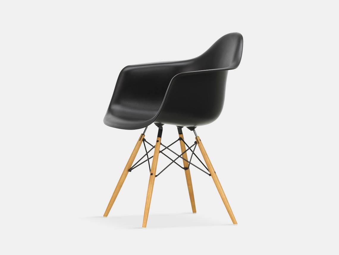 Vitra Eames Plastic Armchair DAW deep black golden maple legs