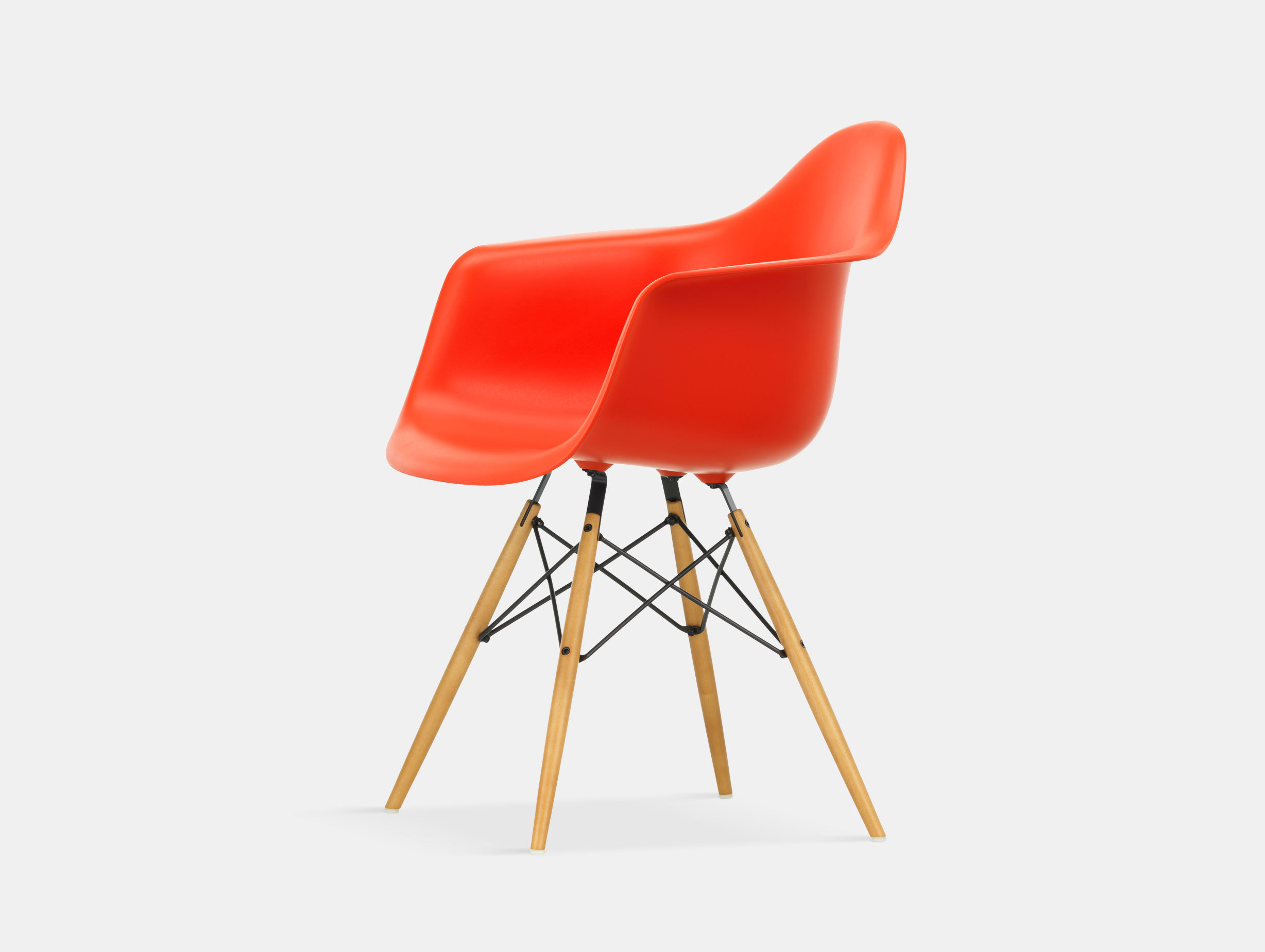 Vitra Eames Plastic Armchair DAW poppy red golden maple legs