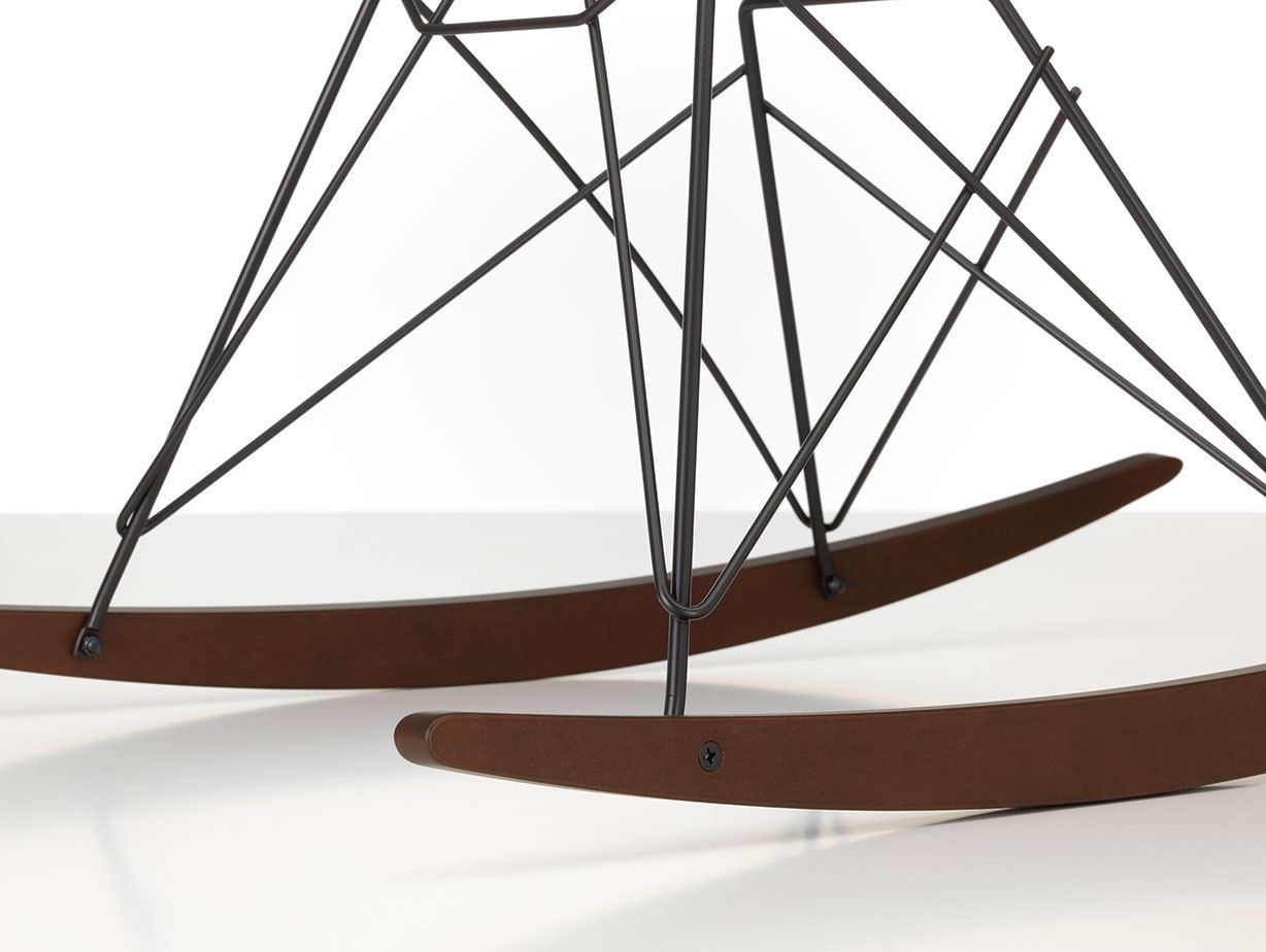 Vitra Eames Plastic Armchair RAR dark maple basic dark base detail
