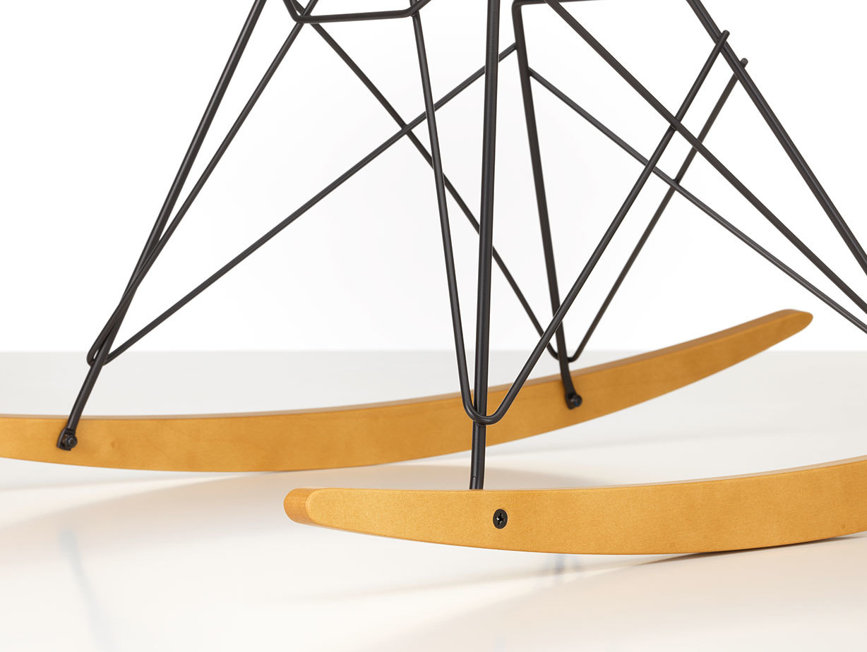 Vitra Eames Plastic Armchair RAR golden maple basic dark base detail