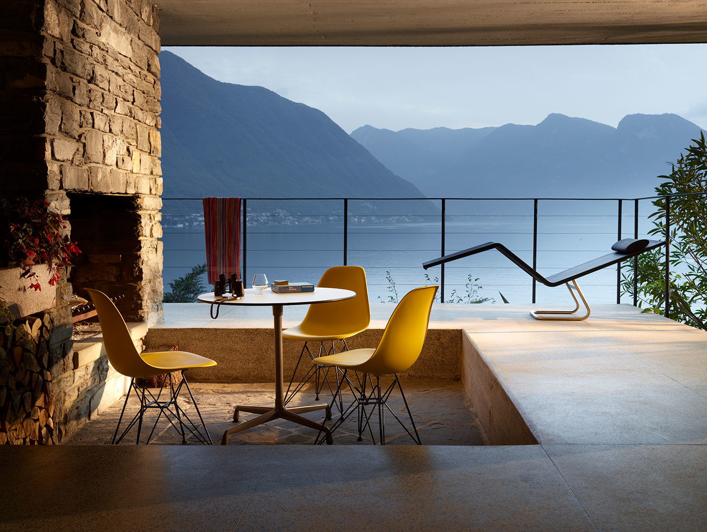 Vitra Eames Plastic Side Chair DSR Contract Table MVS Chaise