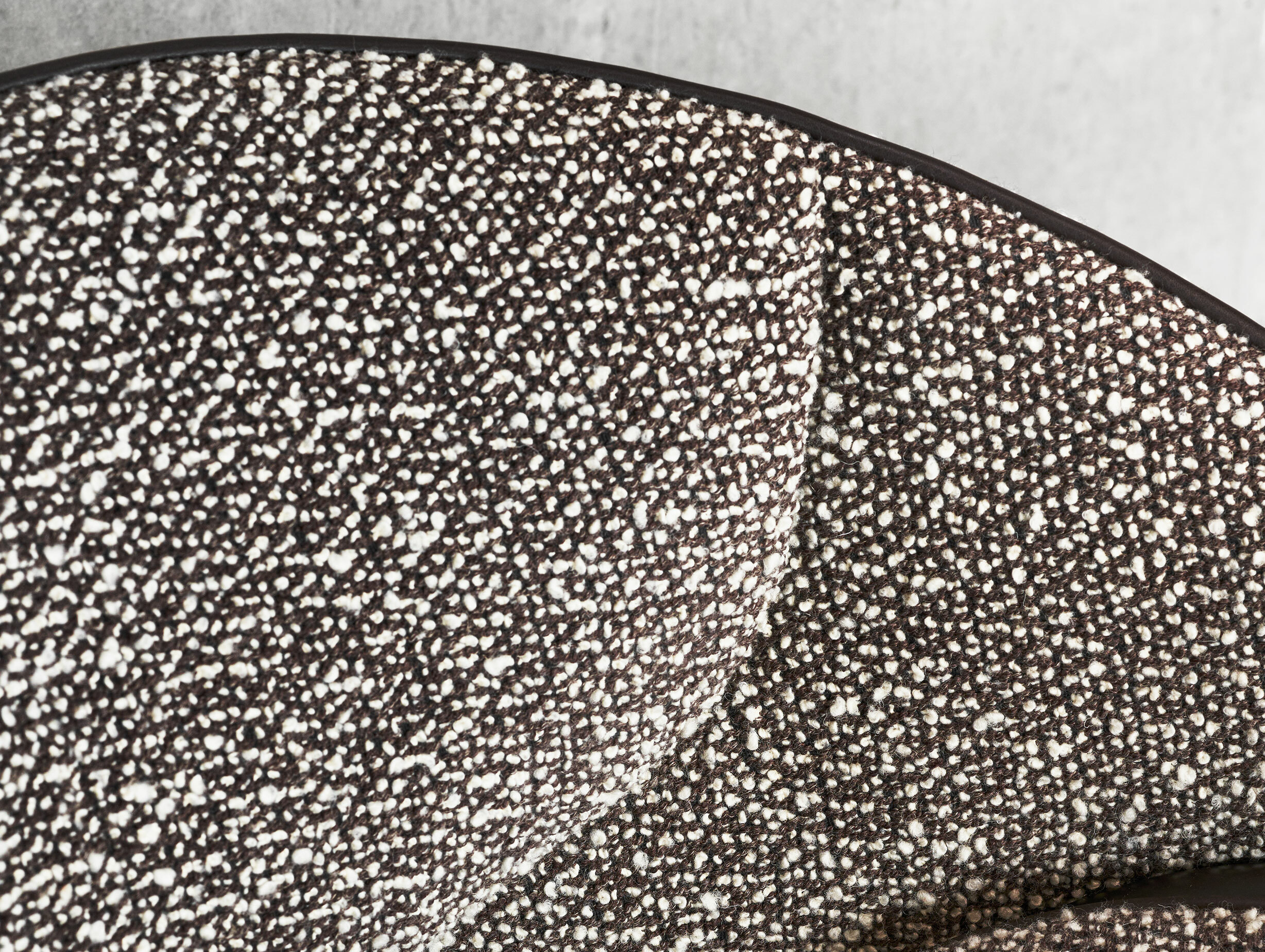 Wendelbo folium lounge chair lifestyle 1