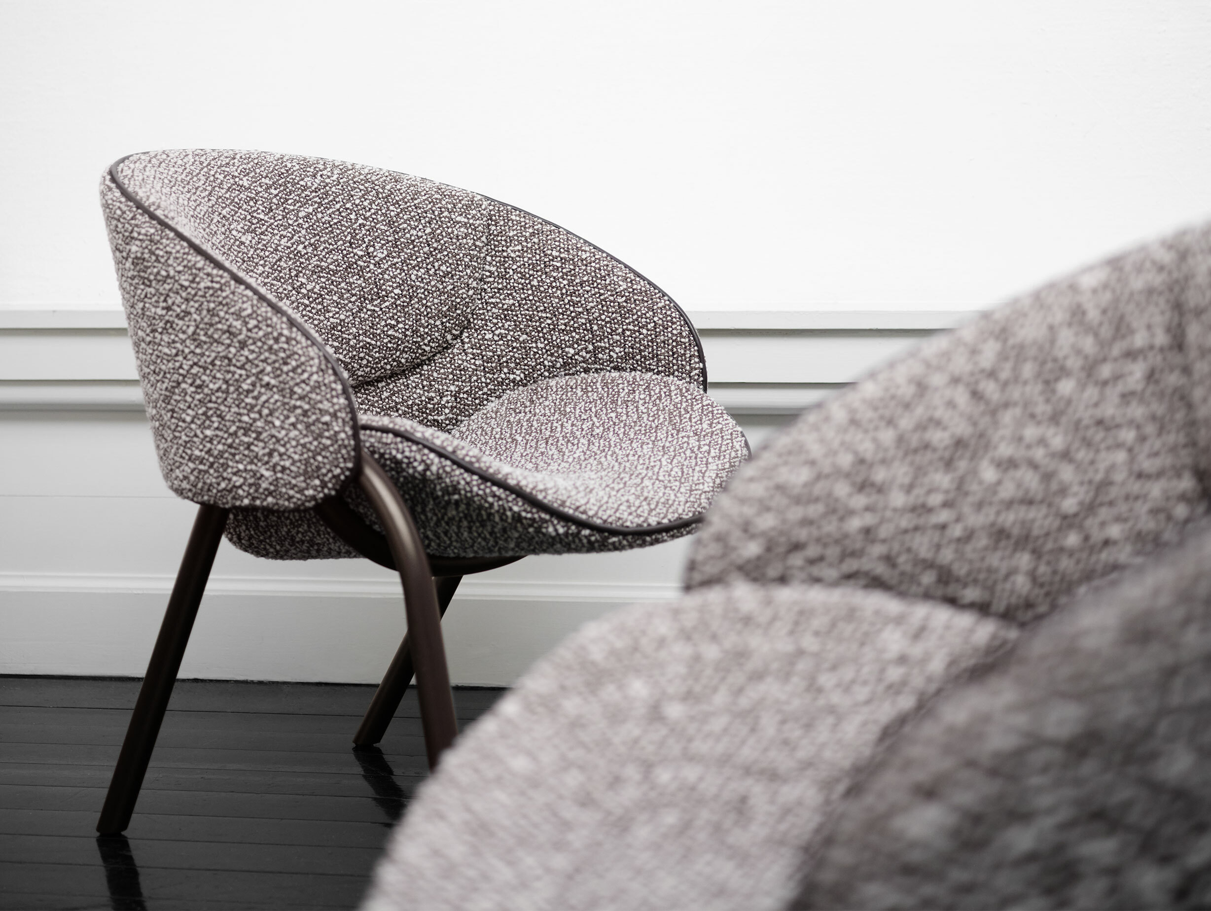 Wendelbo folium lounge chair lifestyle 2