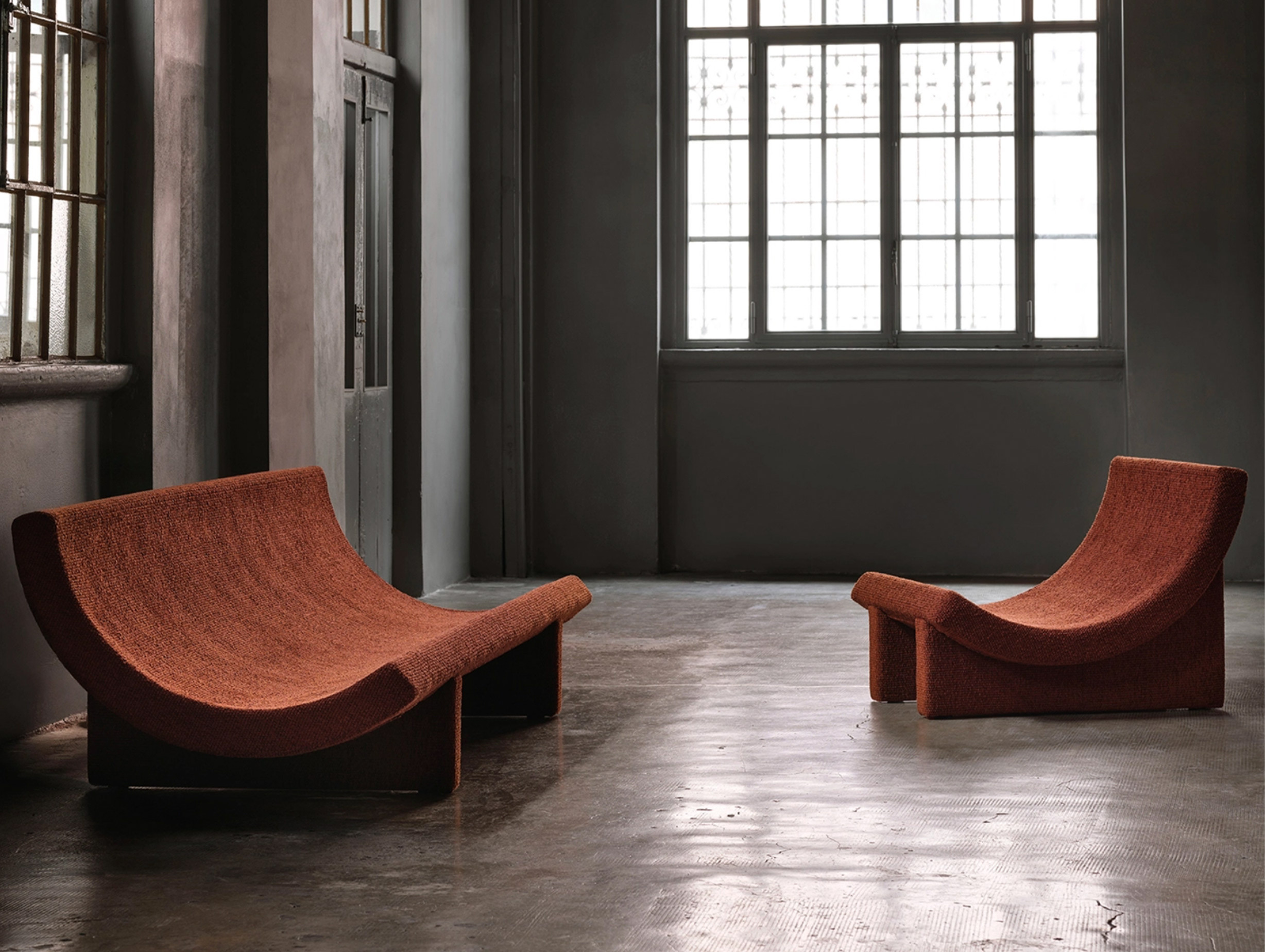 Acerbis philippe malouin trench lounge chair lifestyle3