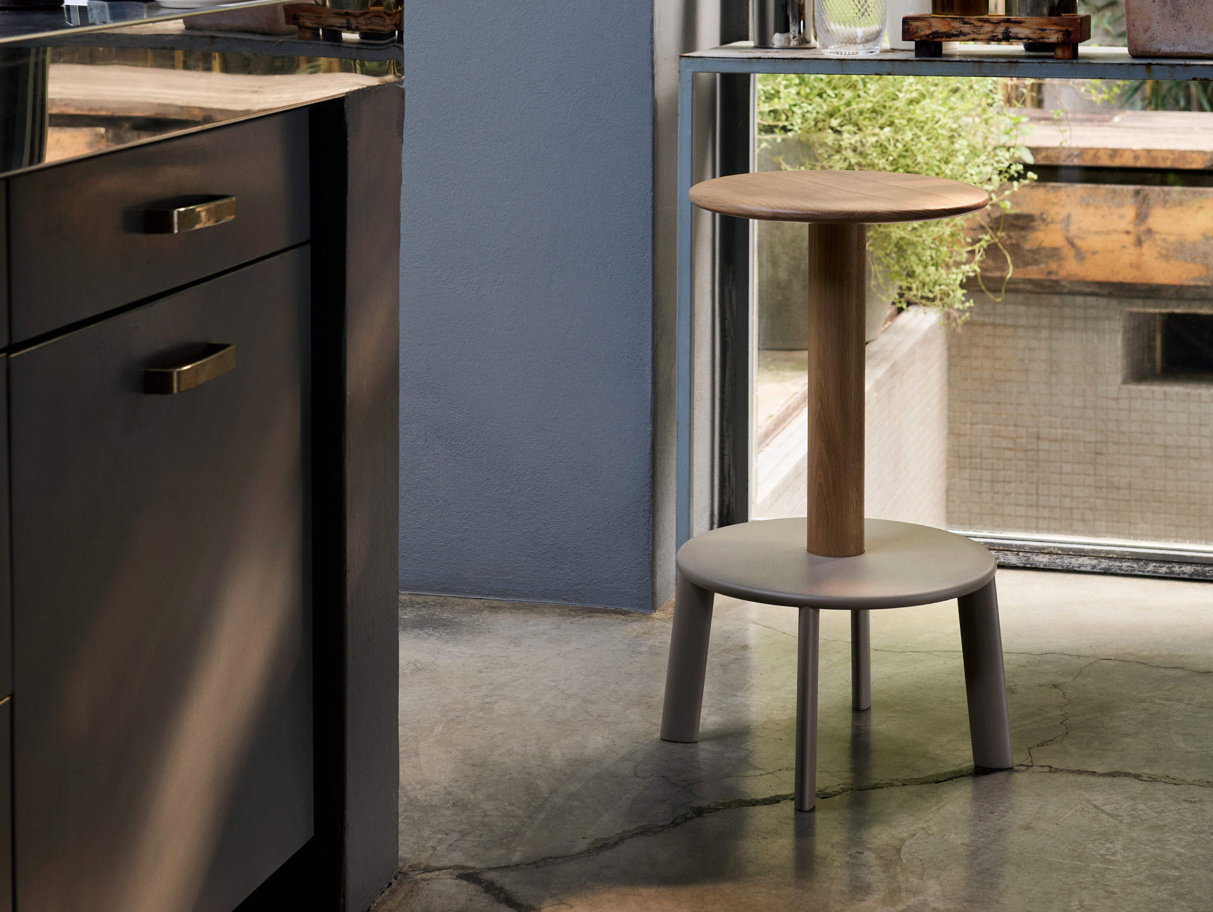 And tradition massif counter stool lifestyle3