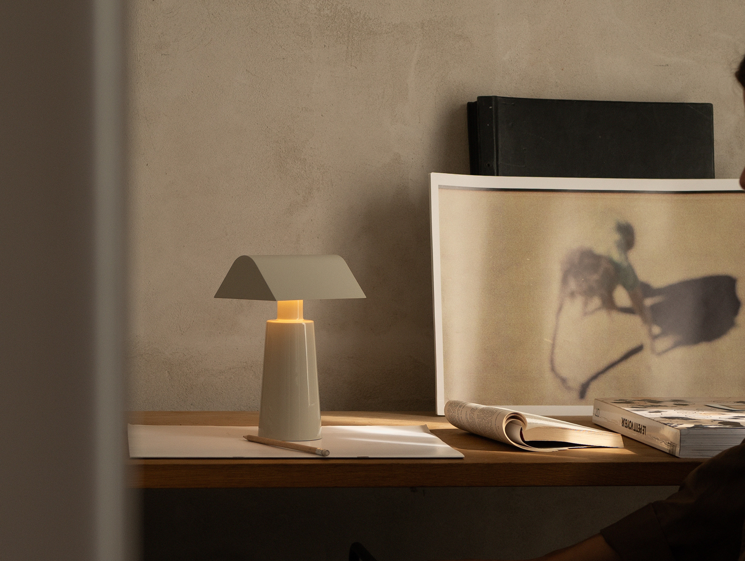 And tradition matteo fogale caret portable lamp mf1 lifestyle2