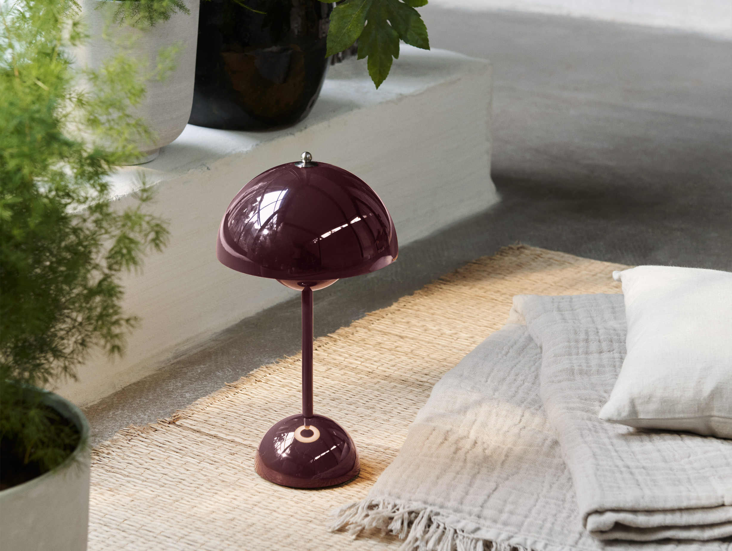 And tradition verner panton flowerpot portable light vp9 lifestyle3