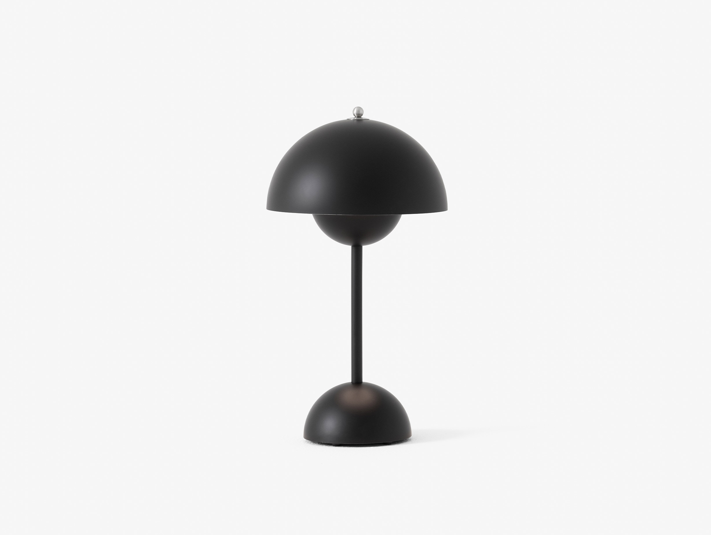 And tradition verner panton flowerpot portable light vp9 matt black