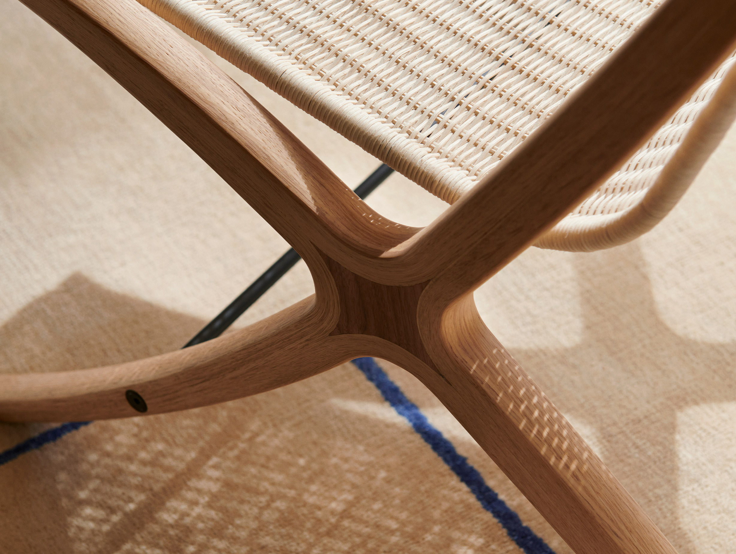 And tradition x lounge chair hm10 oak walnut lifestyle4