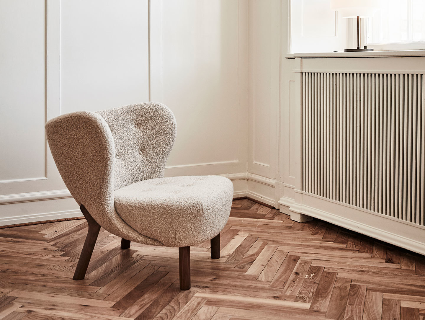 And tradition little petra lounge chair situ 1