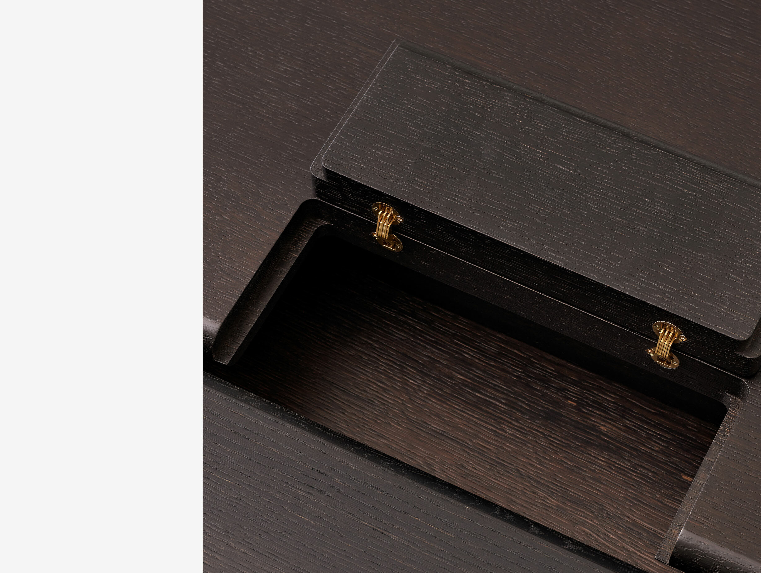 Andtradition oeostudio ita OS1 veneer dark stained oak cable management detail