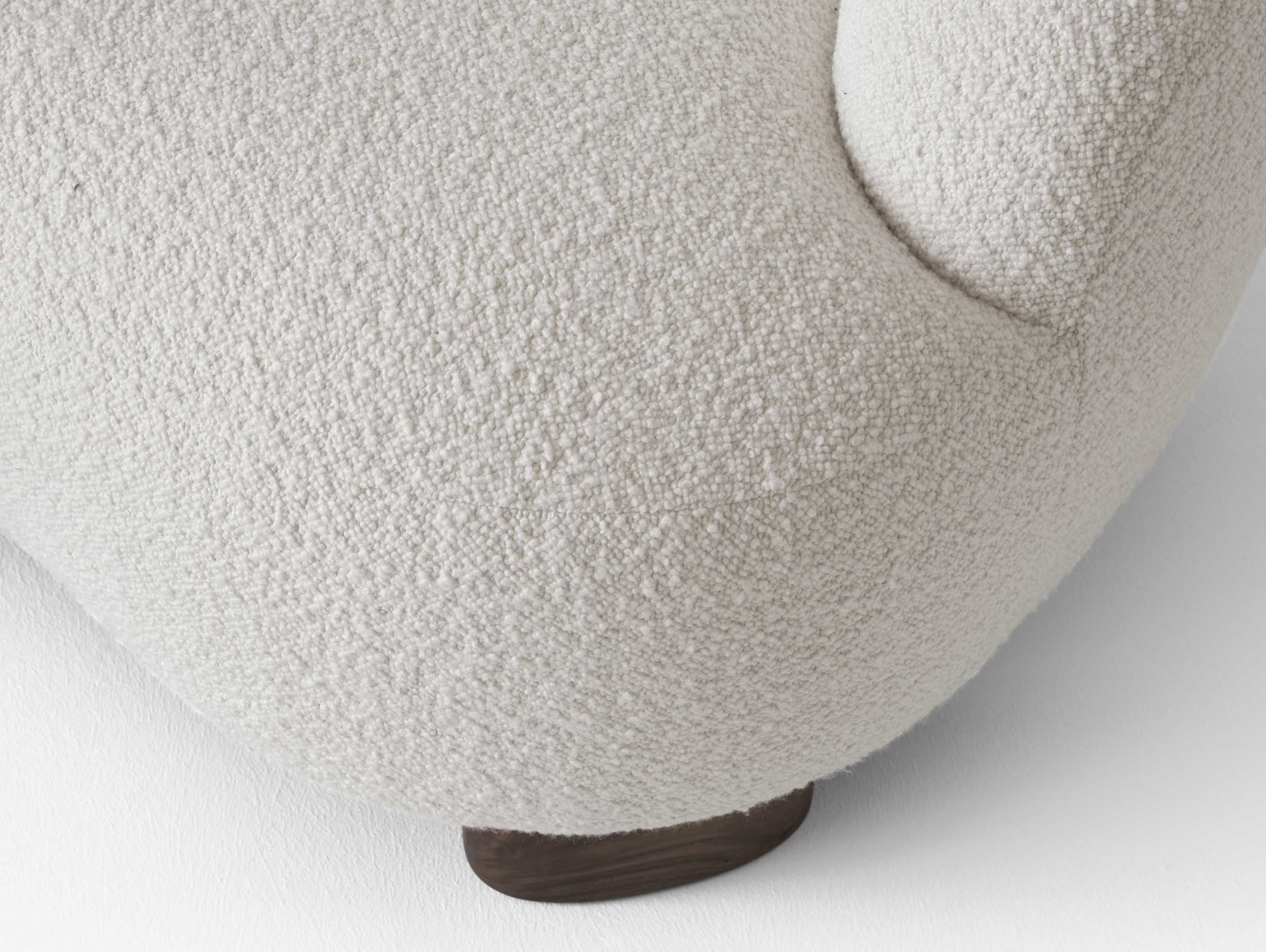 Tradition louise liljencrantz margas lc1 lounge chair oiled walnut lifetsyle 3