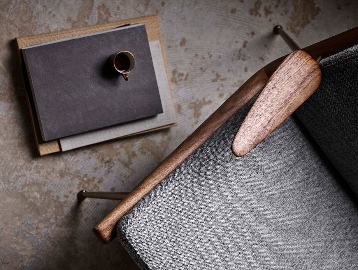 And Tradition Boomerang HM2 walnut arm det