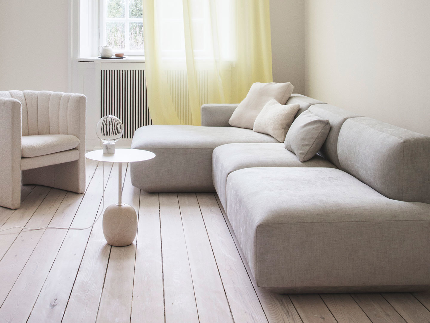 And Tradition Loafer SC23 Lato Marble Light SV6 Develius sofa