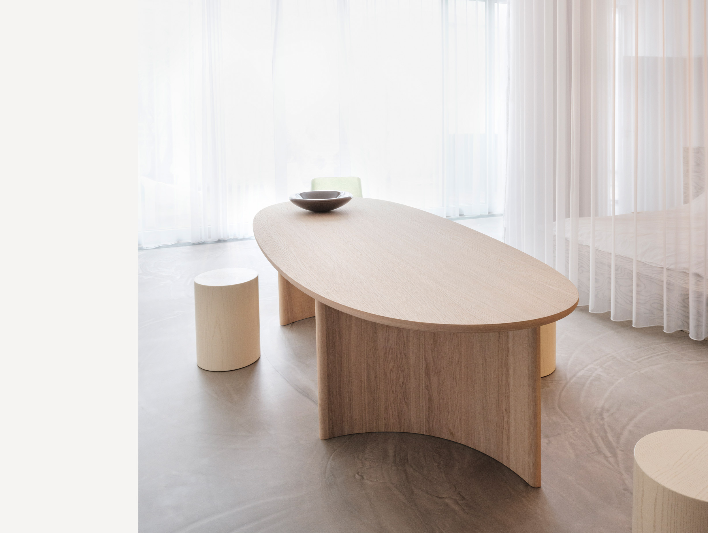 Arco sabine marcelis dew dining table lifestyle
