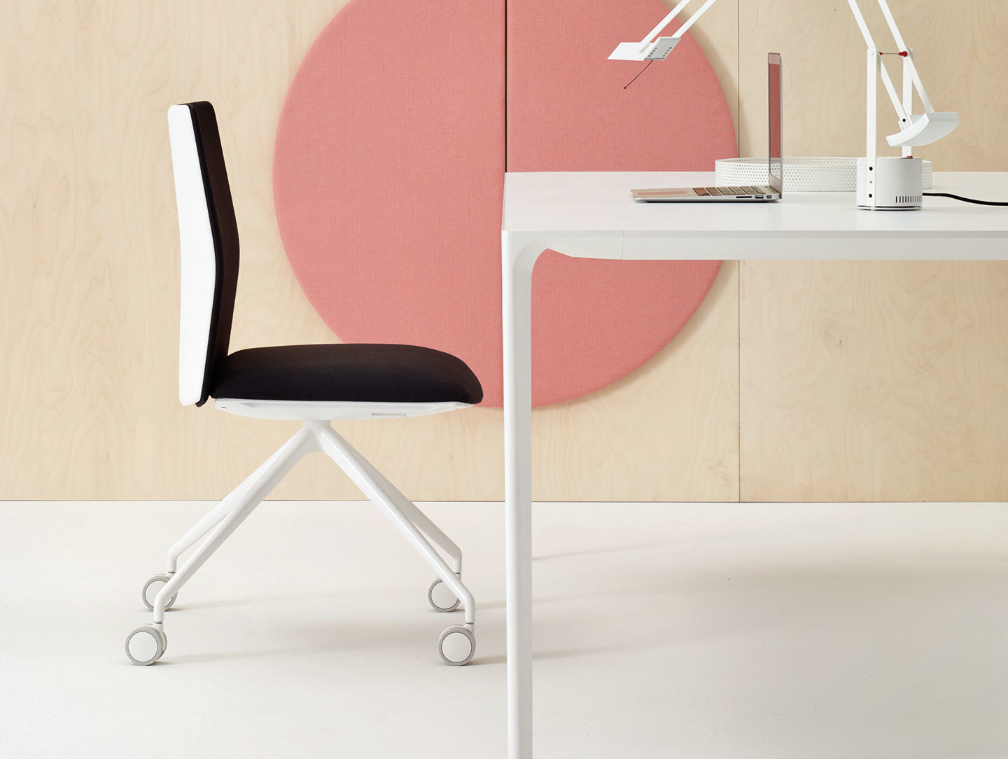 Arper Nuur Table White Kinesit Chair