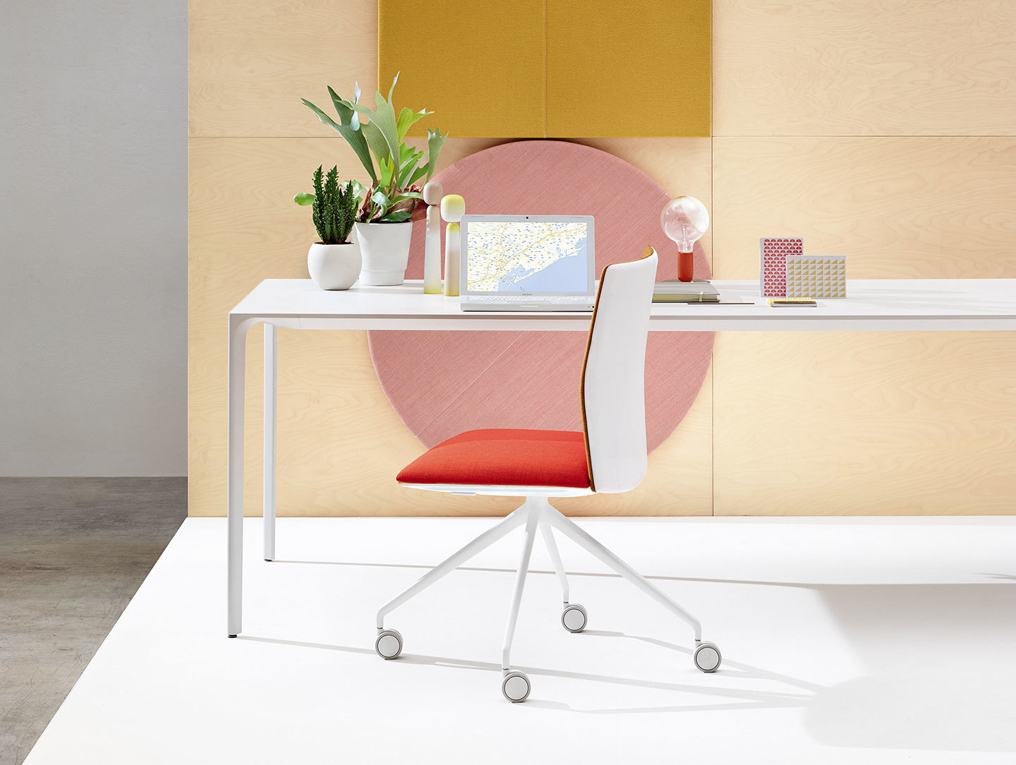 Kinesit Task Chair Nuur Table