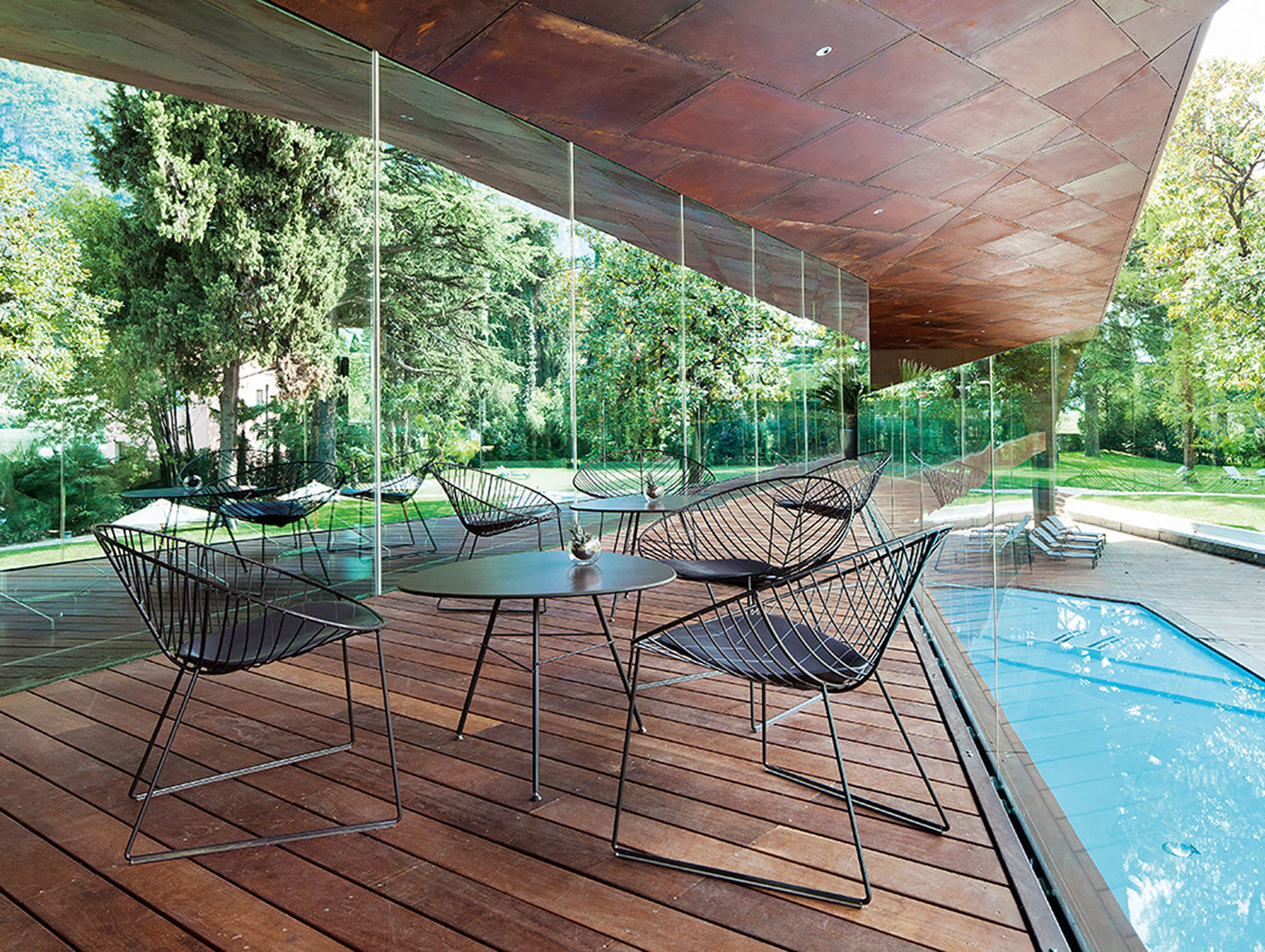 Arper Leaf Outdoor Lounge Chair Mokka Pool