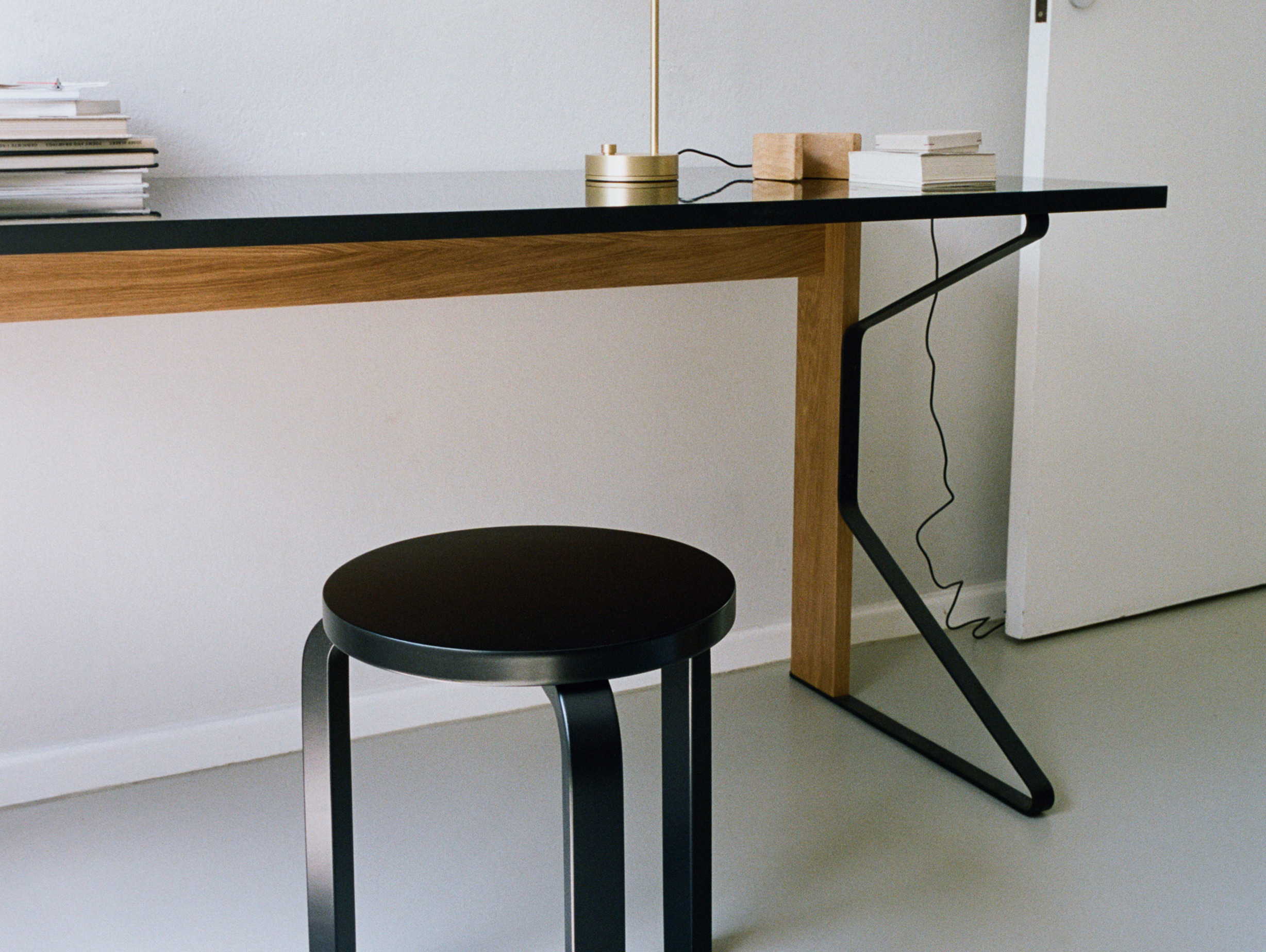 Artek bouroullec kaari desk lifestyle 11
