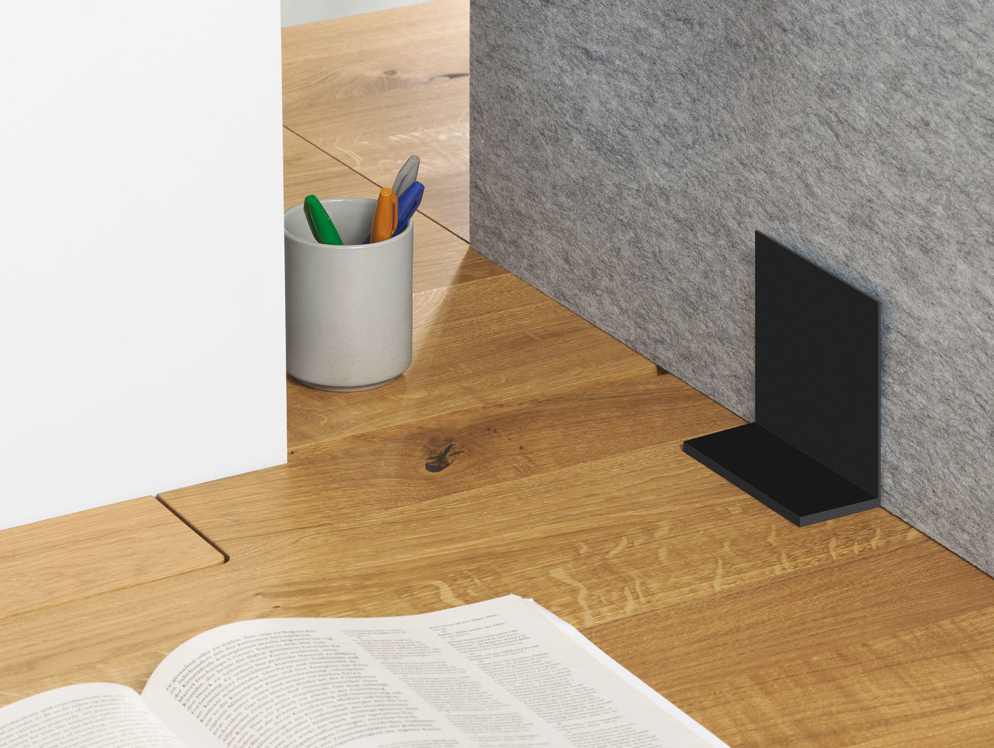 E15 Basis Workstation Desk detail 5 David Chipperfield