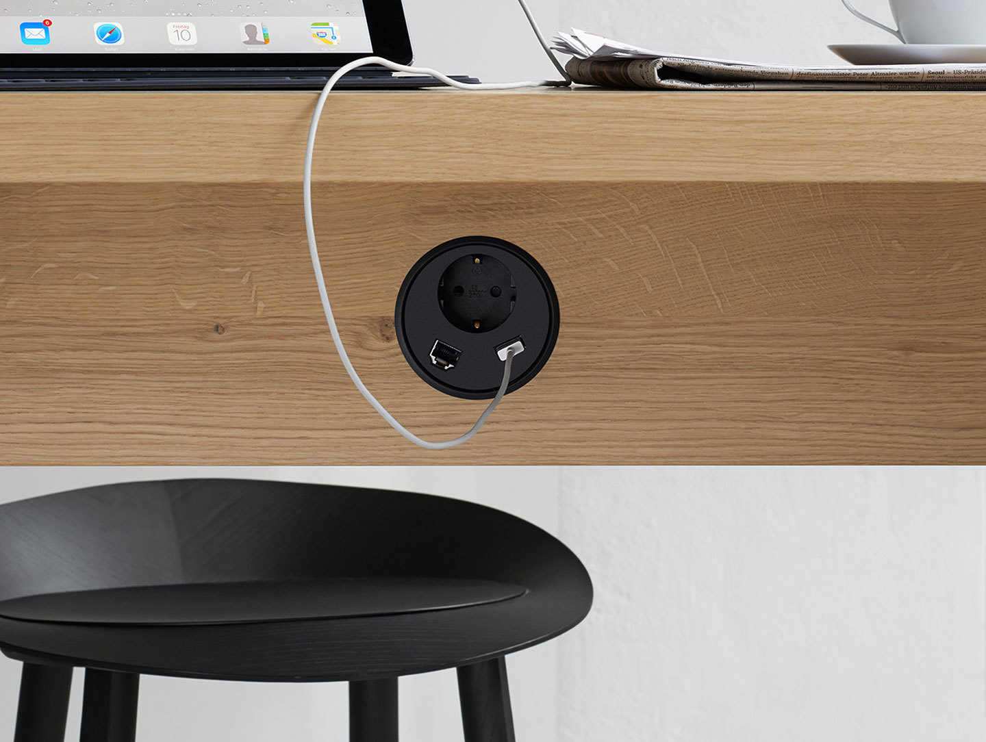 E15 PONTE high table WM03 Wire Management 2