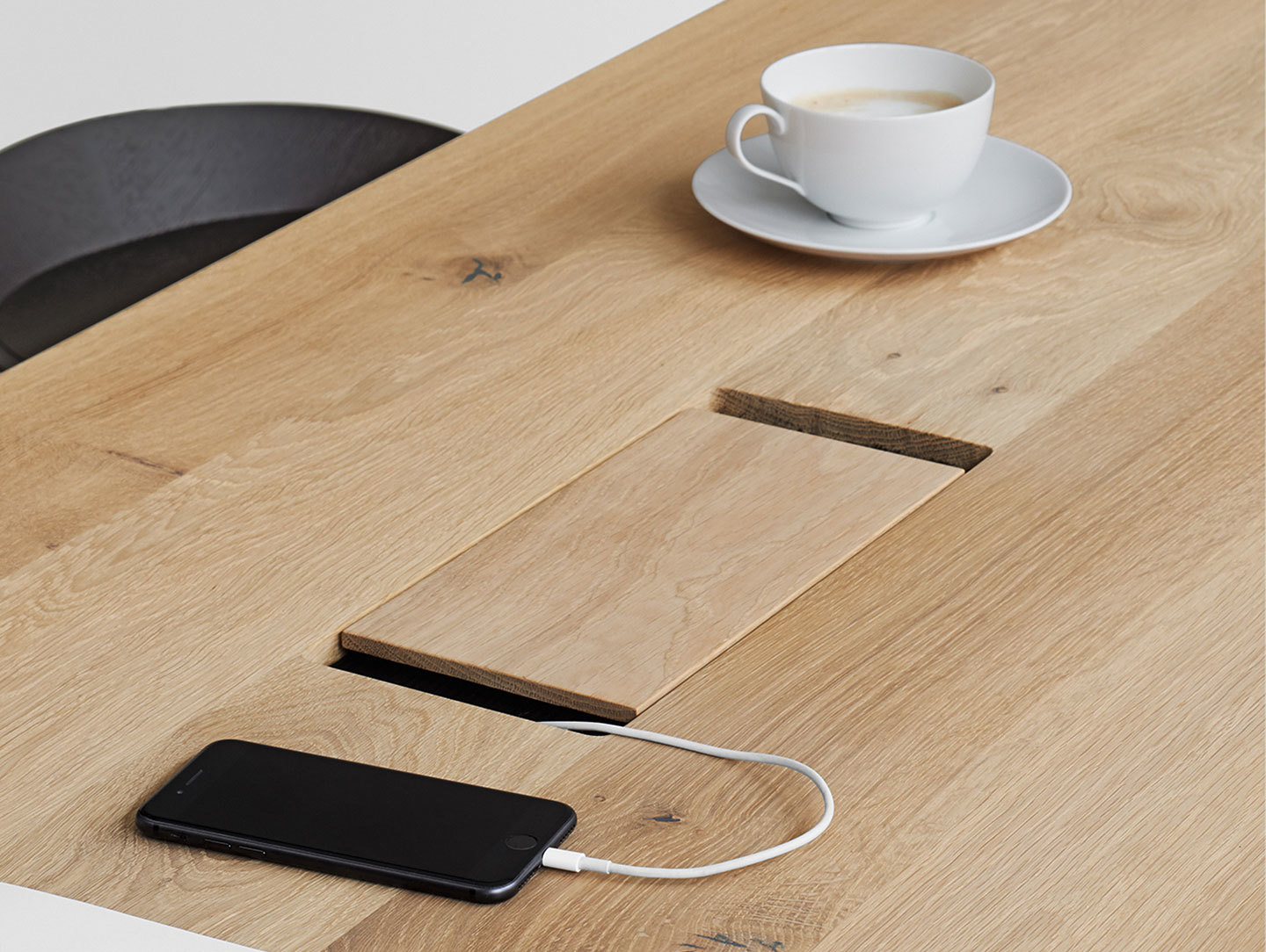 E15 PONTE high table WM03 Wire Management