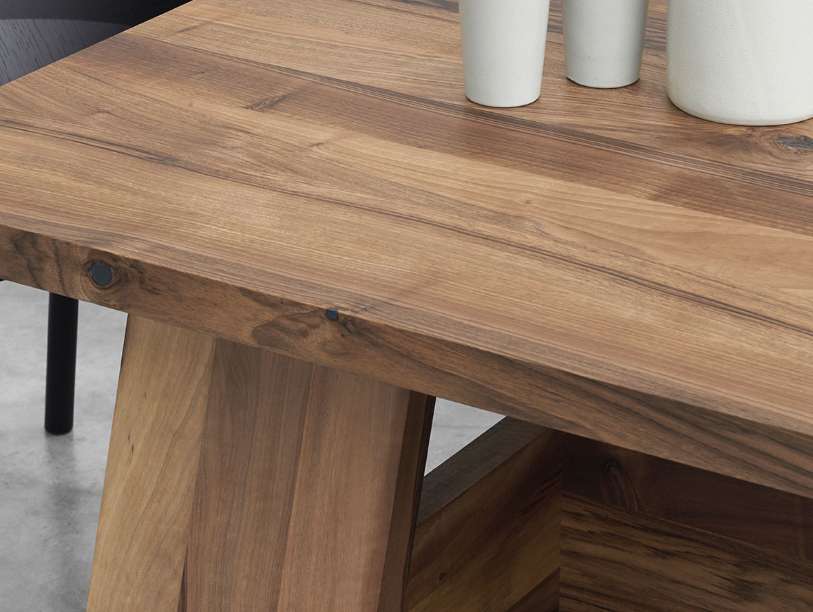 E15 DC01 FAYLAND walnut detail