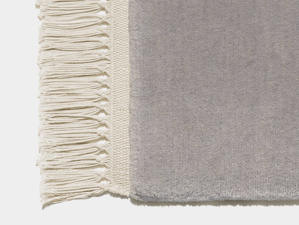 E15 Kavir rug Silk grey with nature fringes