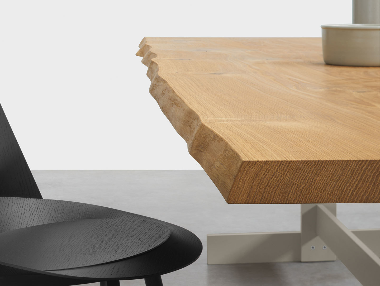 E15 Kazimir Raw Table Oak Edge Detail 1 Philipp Mainzer