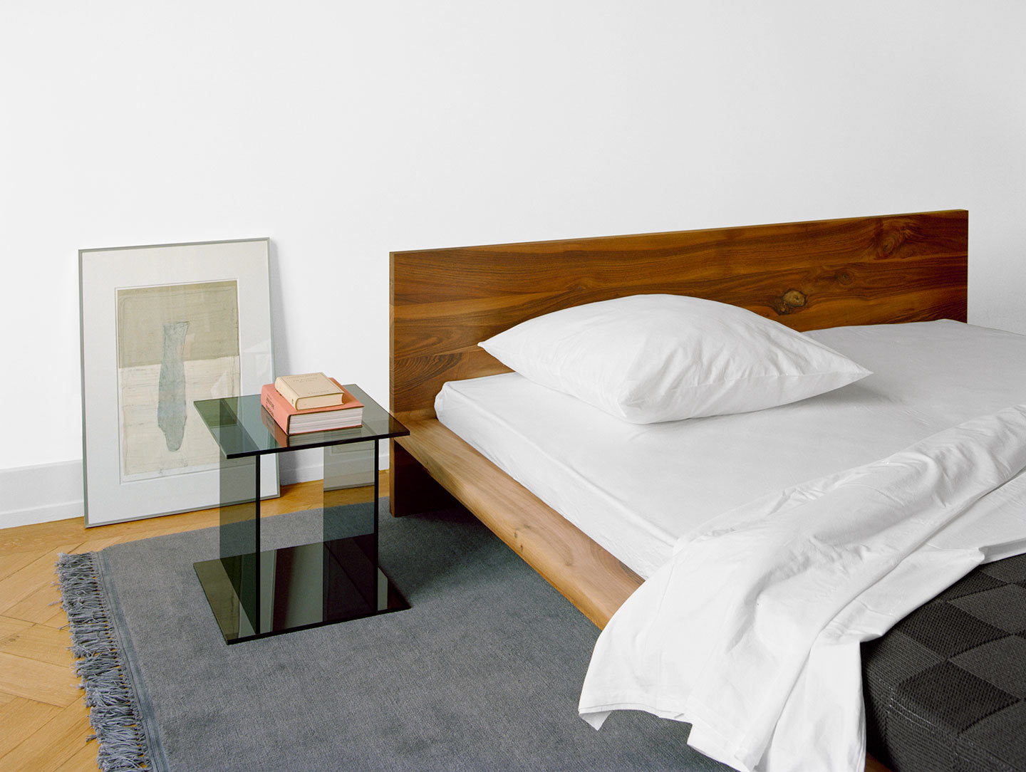 E15 Mo Bed Drei Side Table