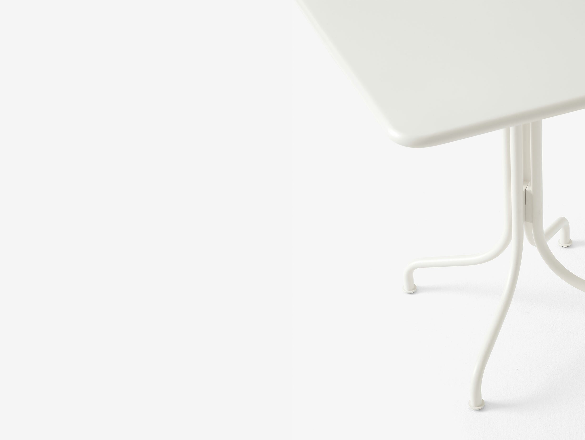 Xdp andtradition thorvald cafe table ivory