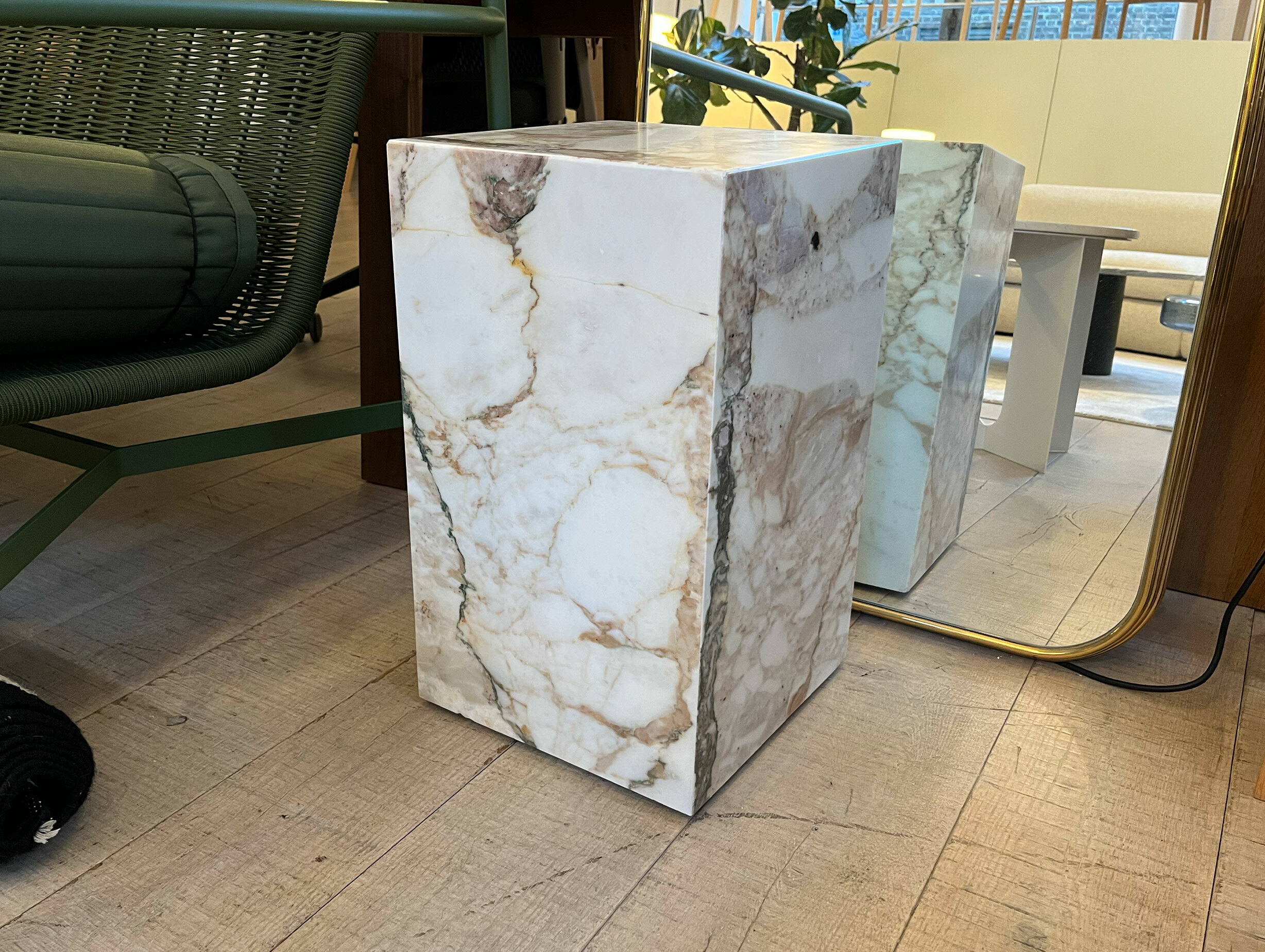 Xdp audo plinth tall viola calcatta