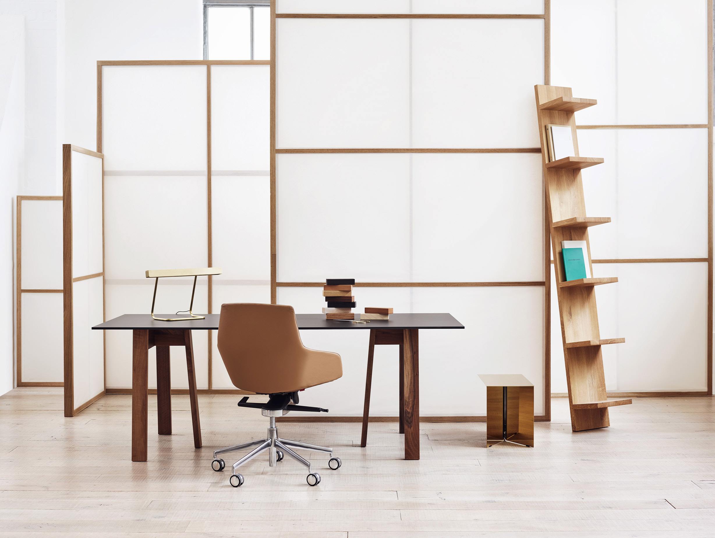 Xdp e15 basis trestle table walnut black top lifestye1