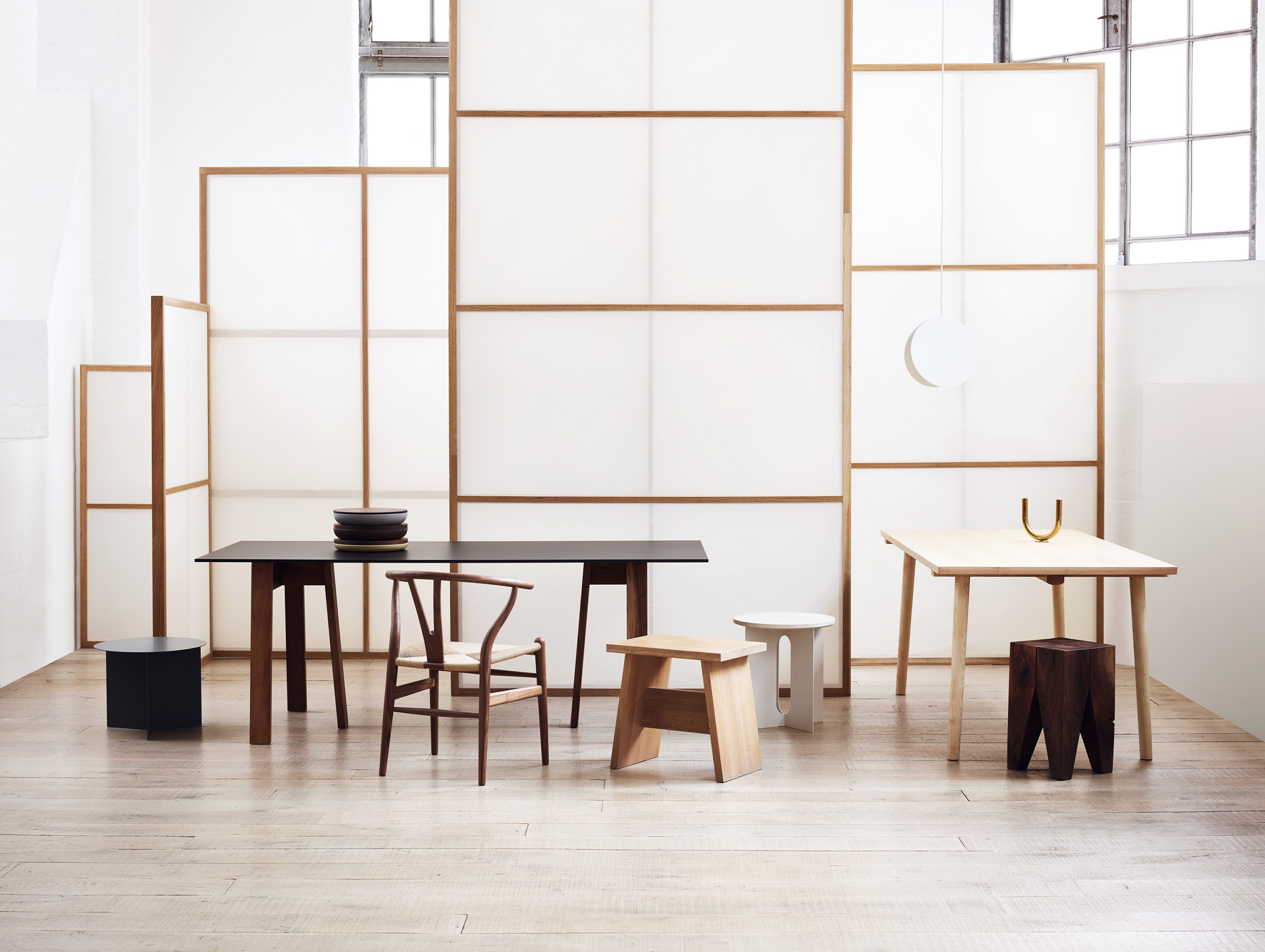 Xdp e15 basis trestle table walnut black top lifestyle