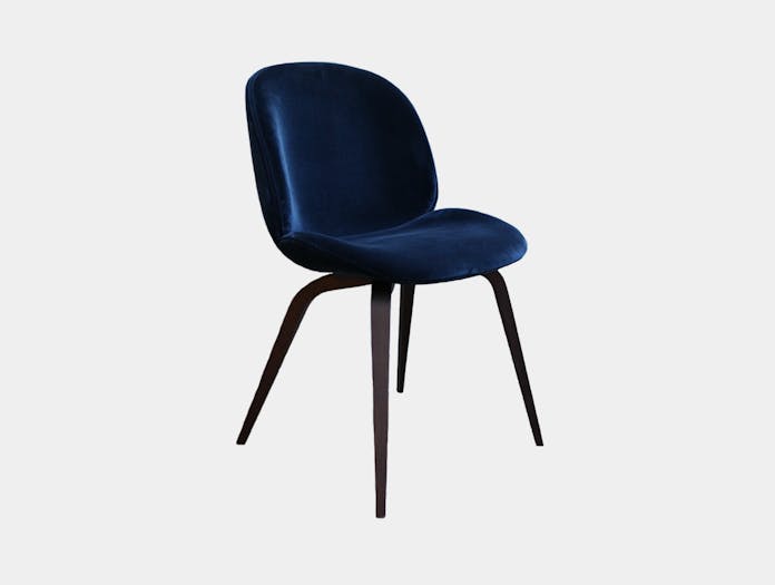 Xdp gubi beetle chair blue velvet 1