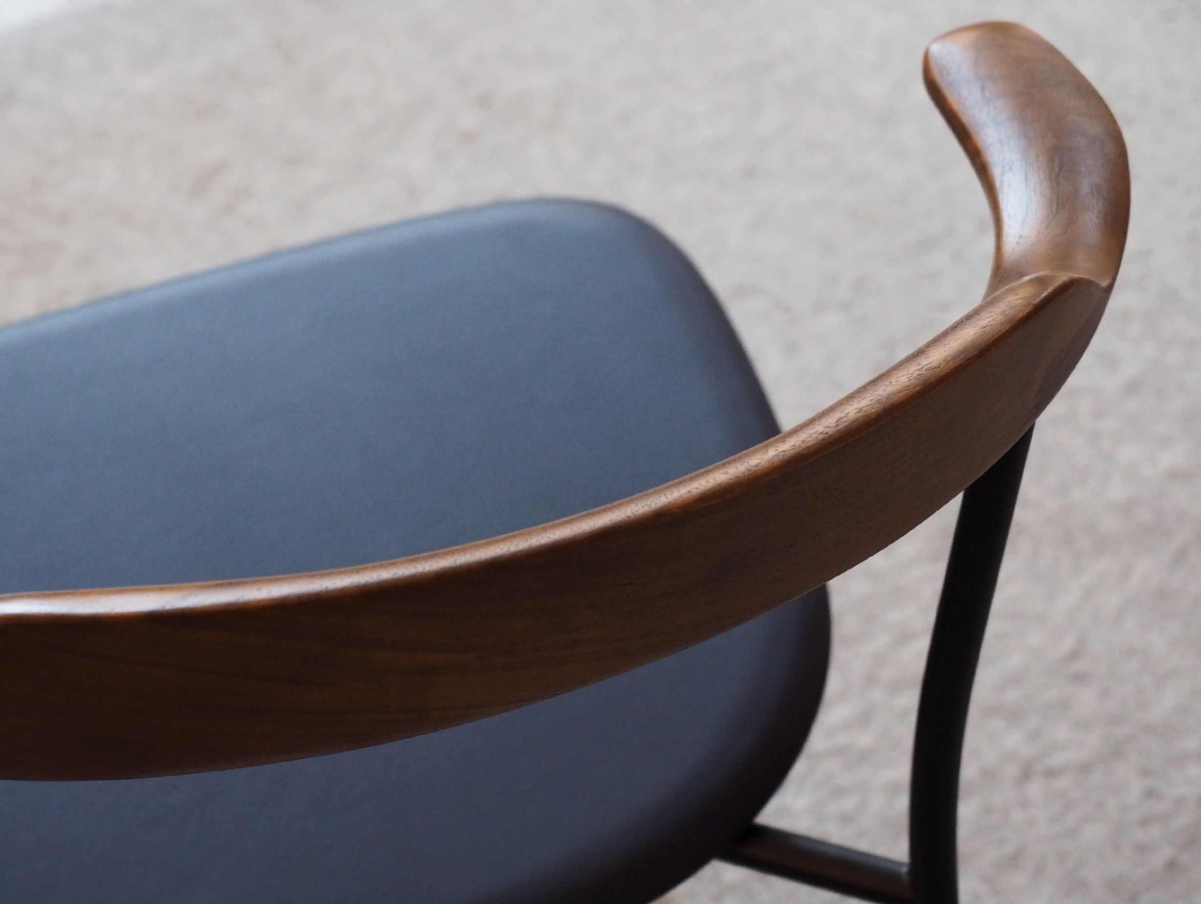 Xdp maruni naoto fukasawa hiroshima stackable chair elmosoft walnut lifestyle jpgxdp maruni naoto fukasawa hiroshima stackable chair elmosoft walnut lifestyle5