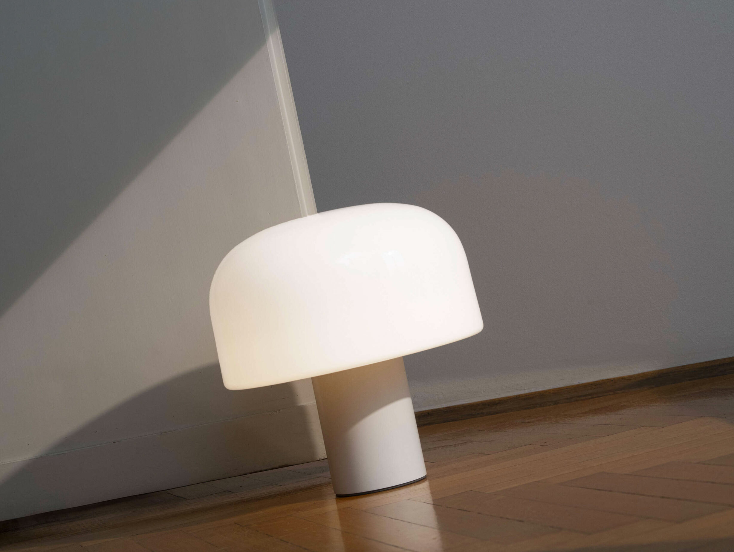 Flos barber osgerby bellhop glass table lamp lifestyle 4