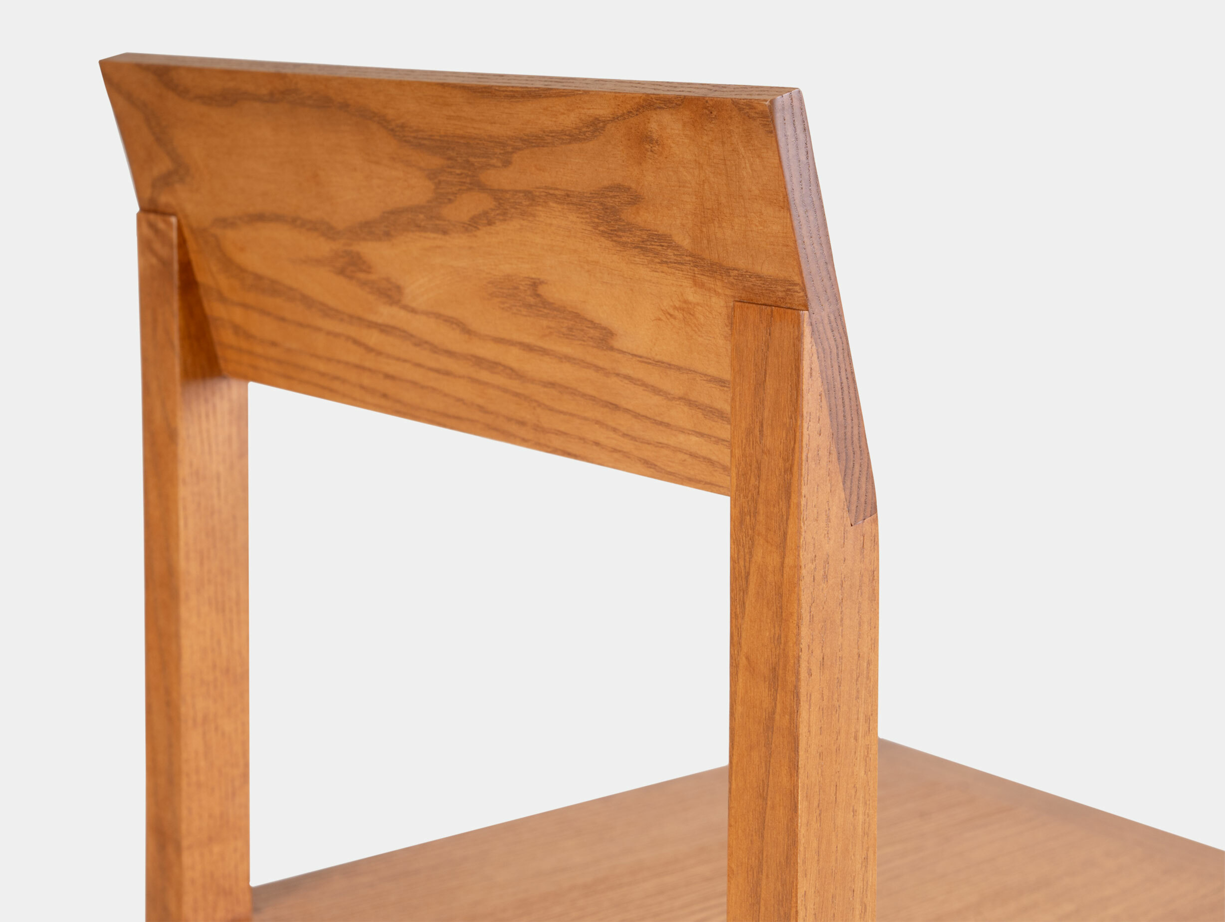 Frama bracket chair warm brown close up 2